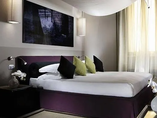Mario De' Fiori 37 Otel